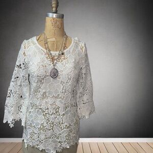 Chic White Floral Lace Blouse